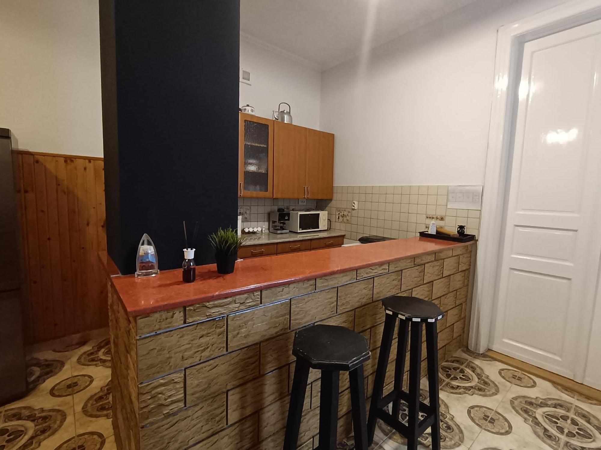 Room Apartment *